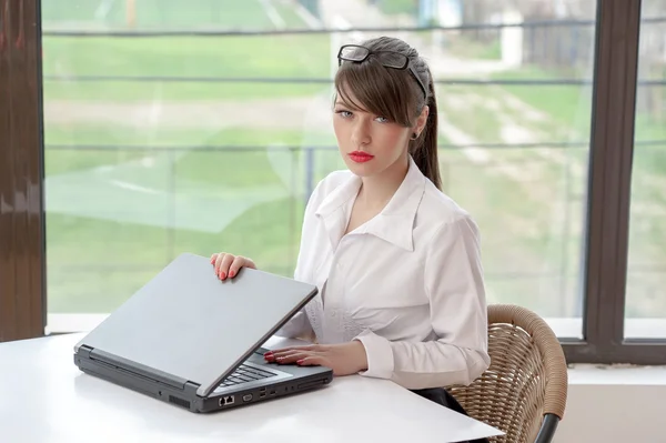 Bussineswoman com laptop — Fotografia de Stock
