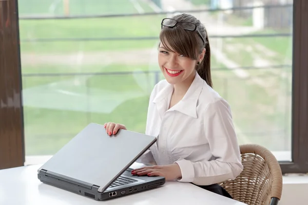 Businessfrau mit Laptop — Stockfoto