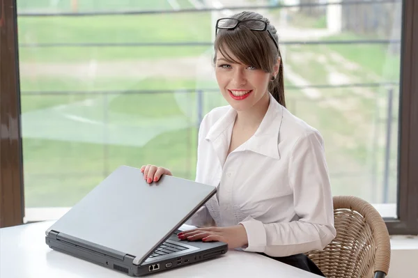 Bussineswoman met laptop — Stockfoto