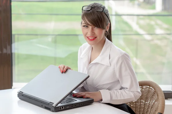 Bussineswoman with laptop — Stock Photo, Image