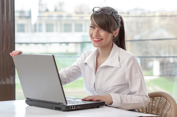 Businessfrau mit Laptop — Stockfoto