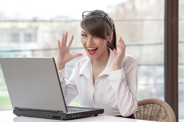 Bussineswoman with laptop — Stock Photo, Image