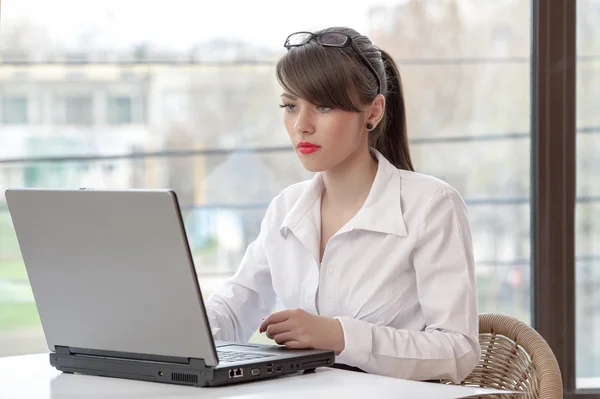 Bussineswoman with laptop — Stock Photo, Image