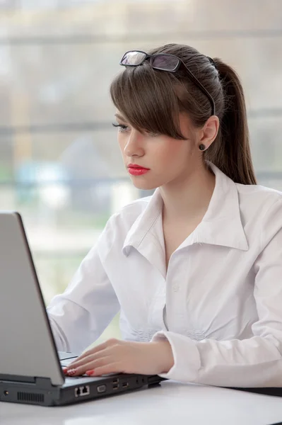 Bussineswoman com laptop — Fotografia de Stock