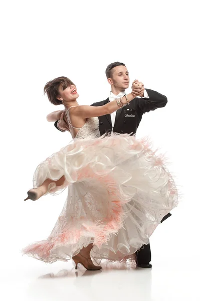 Pasangan yang indah dalam tarian ballroom aktif — Stok Foto