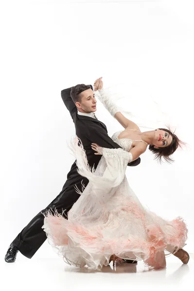 Hermosa pareja en el baile activo de salón —  Fotos de Stock