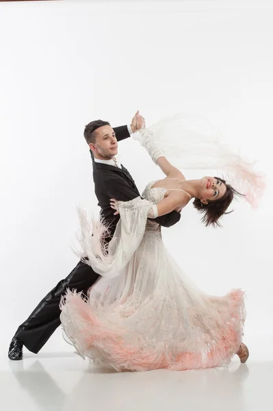 Красива пара в активному бальному танці — стокове фото