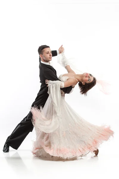 Красивая пара в активных бальных танцах — стоковое фото