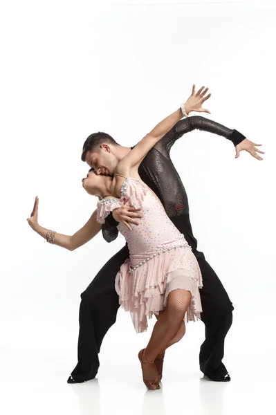 Hermosa pareja en el baile activo de salón — Foto de Stock