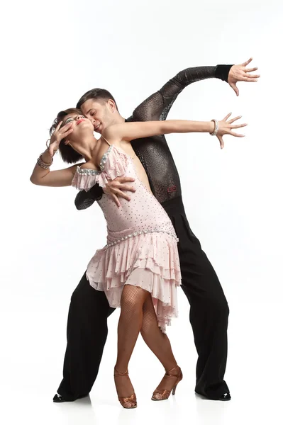 Hermosa pareja en el baile activo de salón — Foto de Stock