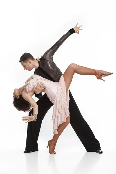 Красивая пара в активных бальных танцах — стоковое фото