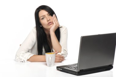 dizüstü bilgisayar, çok sıkıcı seyir üzerinde çalışıyor sıkılmış iş kadını izole beyaz arka plan