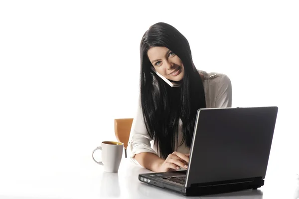 Retrato de mulher de negócios feliz com um laptop — Fotografia de Stock