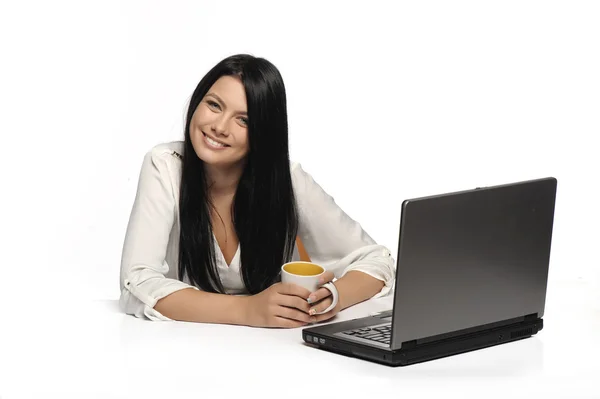 Retrato de mulher de negócios feliz com um laptop — Fotografia de Stock