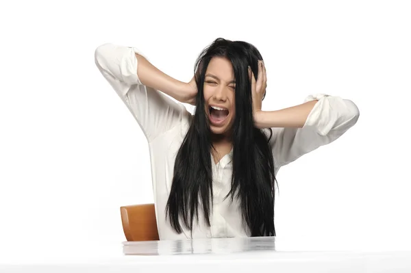 Una mujer frustrada y enojada está gritando en voz alta y tirando de su cabello . —  Fotos de Stock