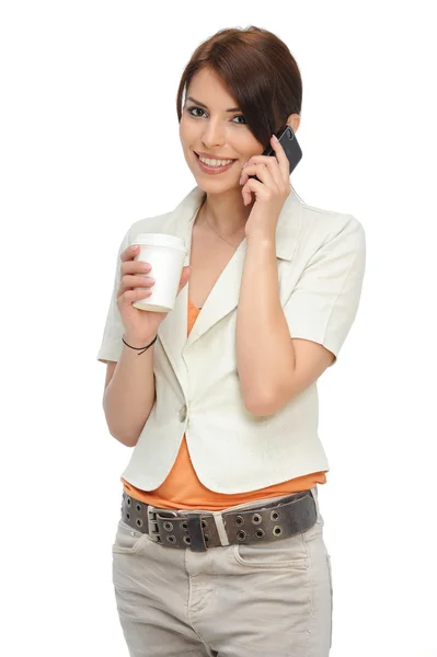 Hermosa mujer hablando en su móvil y sosteniendo un café para llevar — Foto de Stock
