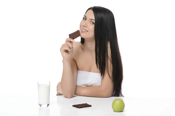 Portret van mooie vrouw, ze houden van chocolade bar — Stockfoto