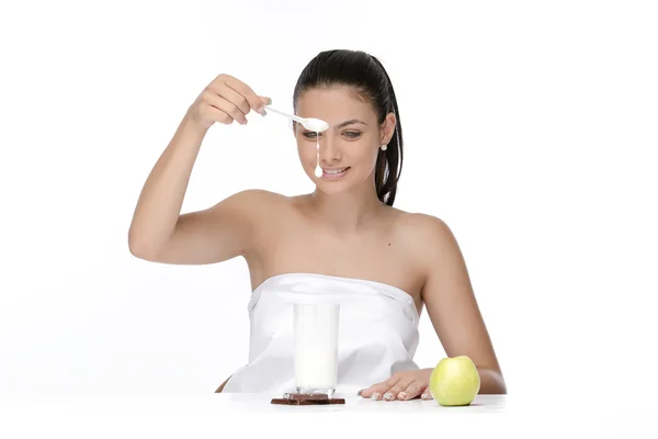 Donna bere yogurt — Foto Stock