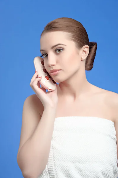 Relaxed young female getting a stone massage in a spa — Stock Photo, Image