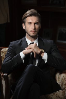 chronograph kol saati takan koyu arka plan üzerinde seksi maço adam portresi