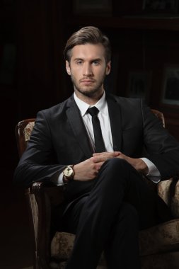 chronograph kol saati takan koyu arka plan üzerinde seksi maço adam portresi