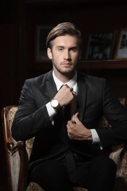 chronograph kol saati takan koyu arka plan üzerinde seksi maço adam portresi