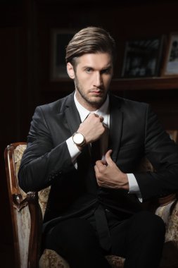chronograph kol saati takan koyu arka plan üzerinde seksi maço adam portresi