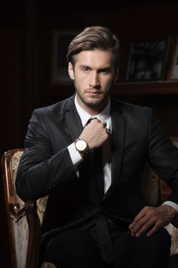 chronograph kol saati takan koyu arka plan üzerinde seksi maço adam portresi