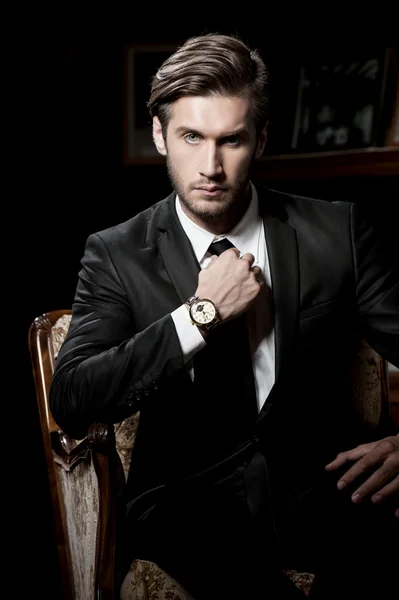 Portrait de macho homme sexy sur fond sombre portant une montre-bracelet chronographe — Photo