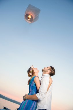 evli çift ayakta sahilde