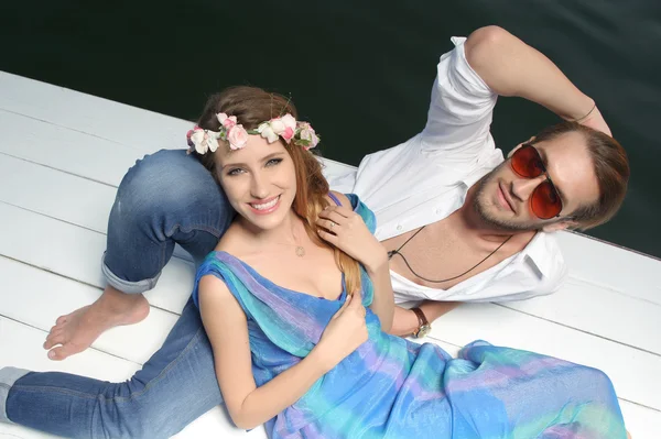 Alegre pareja casada de pie en la playa — Foto de Stock