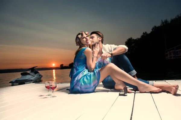 Couple marié joyeux debout sur la plage — Photo