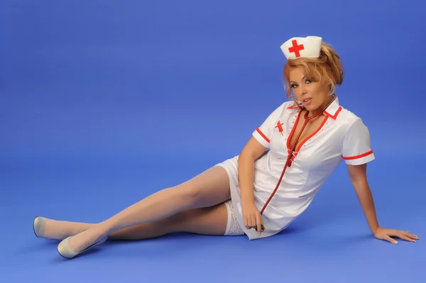 Kobieta w pielęgniarka garnitur z stetoskop niebieski deseń — Zdjęcie stockowe