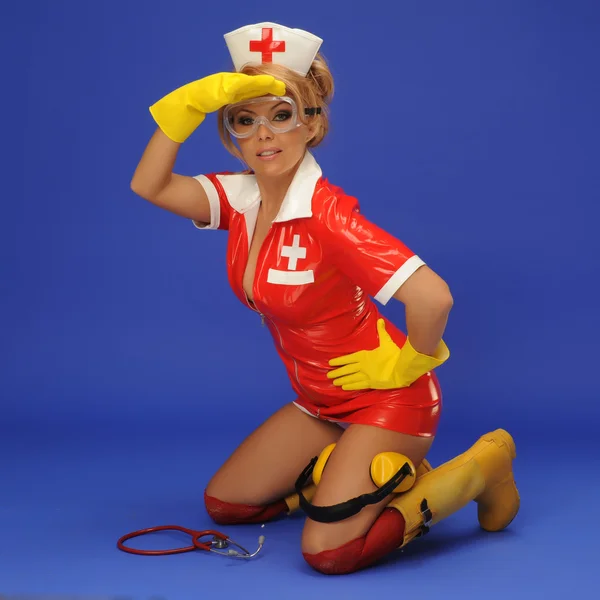 Сексуальная женщина в костюме медсестры со стетоскопом — стоковое фото