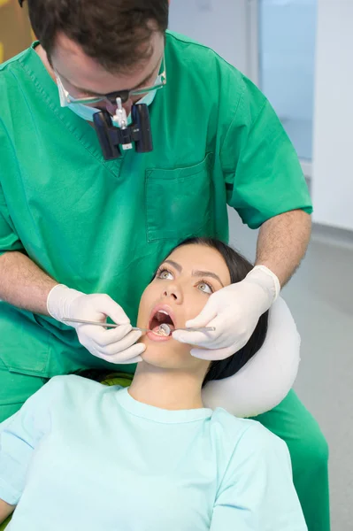 Dentist curing a female patient — Stock Photo, Image