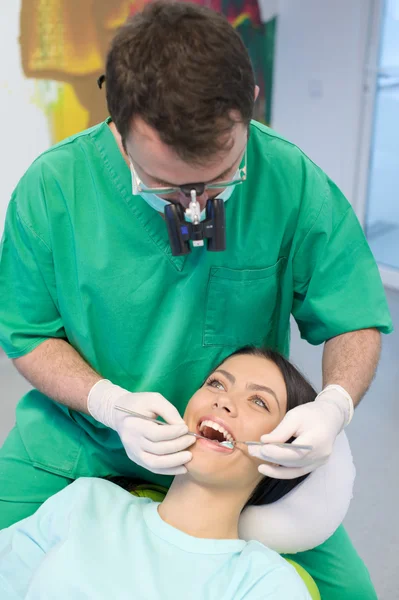 Zahnarzt heilt eine Patientin — Stockfoto