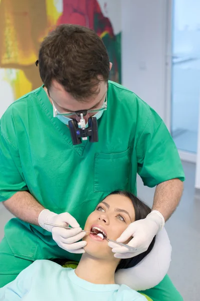 Dentysta leczący pacjentkę — Zdjęcie stockowe