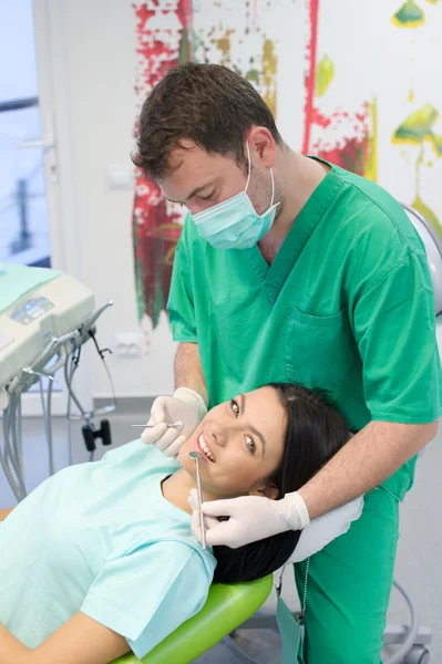 Zahnarzt heilt eine Patientin — Stockfoto