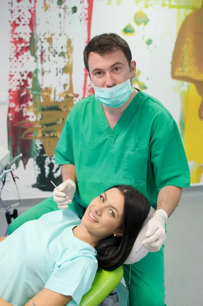 Stomatolog care vindecă o femeie pacient — Fotografie, imagine de stoc