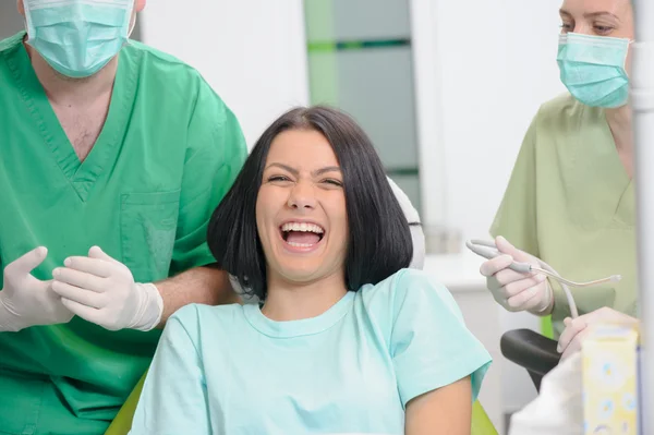 Dentista cura uma paciente do sexo feminino — Fotografia de Stock