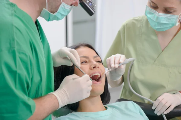 Zahnarzt heilt eine Patientin — Stockfoto