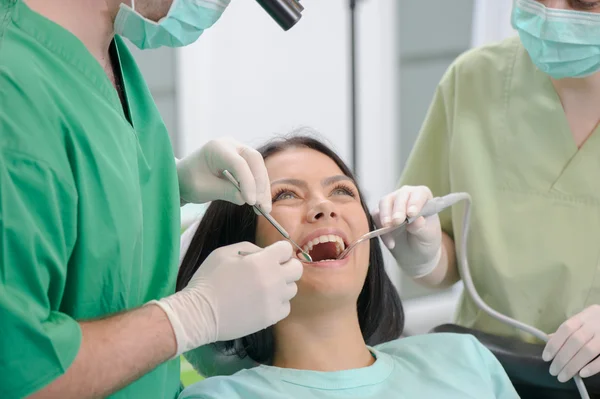 Dentysta leczący pacjentkę — Zdjęcie stockowe