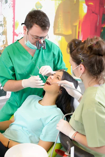 Zahnarzt heilt eine Patientin — Stockfoto