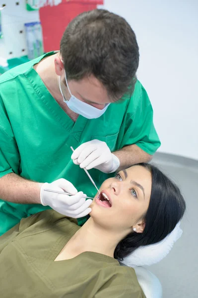 Zahnarzt heilt eine Patientin — Stockfoto