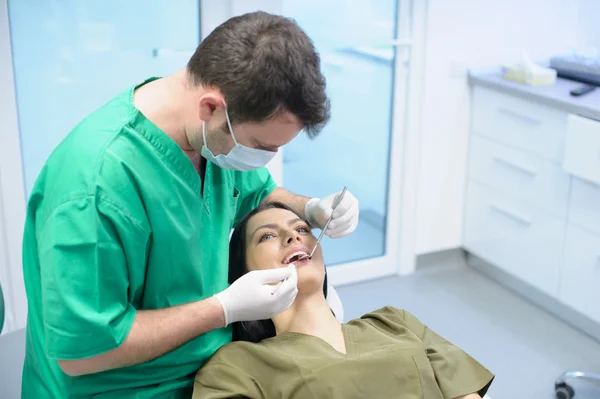 Zahnarzt heilt eine Patientin — Stockfoto