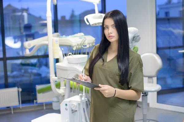 Charismatische Assistentin begrüßt den Patienten — Stockfoto