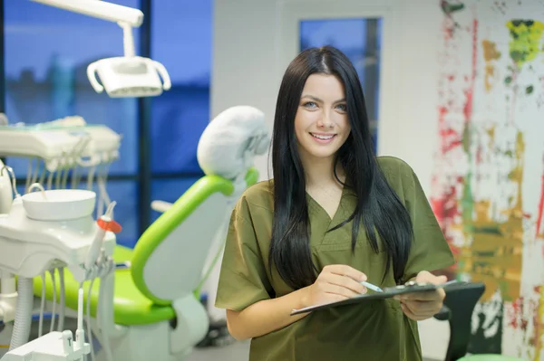 Charismatische Assistentin begrüßt den Patienten — Stockfoto