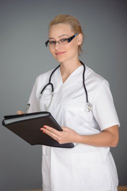 gülümseyen ve beyaz izole bir adam üzerinde notlar almak güzel hemşire