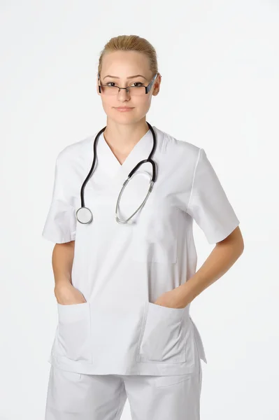 Retrato de jovem médica isolada em fundo branco — Fotografia de Stock