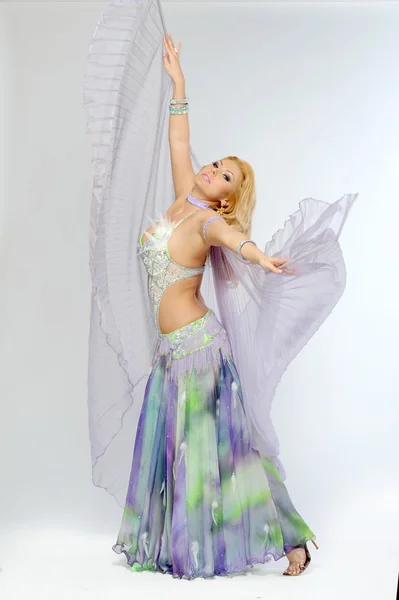 Schöne Blondine im aktiven arabischen Tanz — Stockfoto